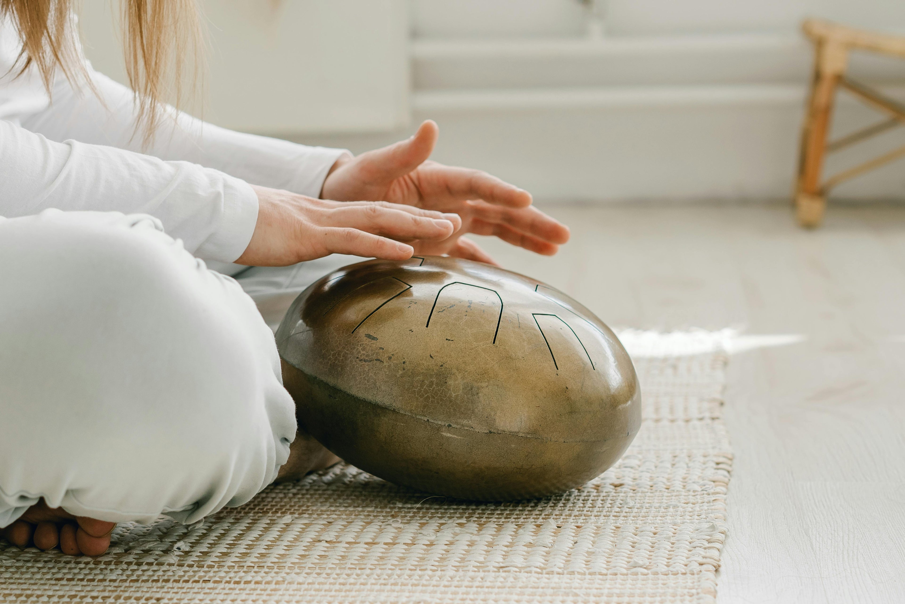 Wat is het Verschil Tussen een Handpan en een Tongue Drum?